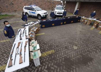 Desbaratan banda que proveía de armas a organizaciones criminales: un cabo 1º de Carabineros involucrado