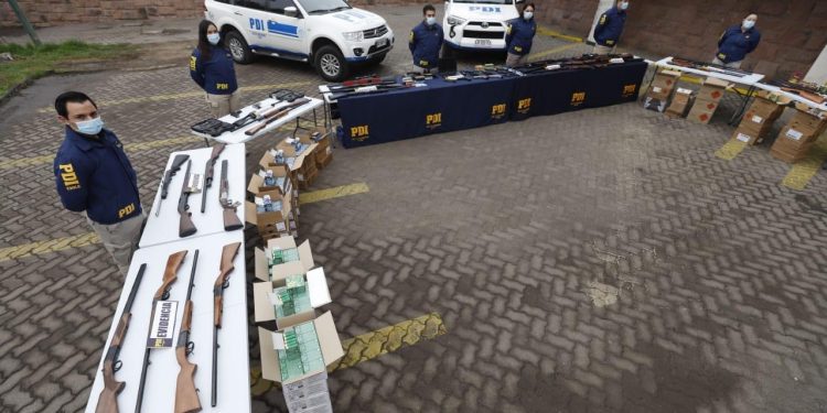 Desbaratan banda que proveía de armas a organizaciones criminales: un cabo 1º de Carabineros involucrado