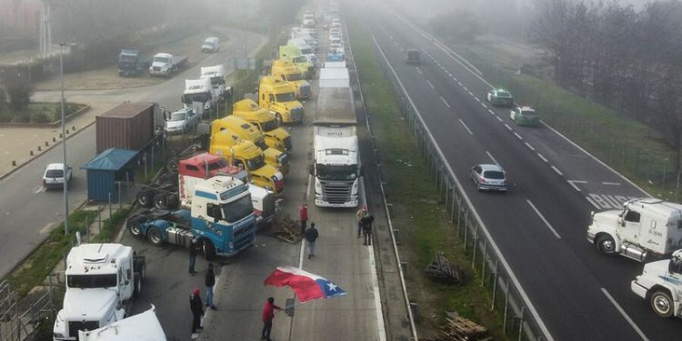 Presidente de Federación de Dueños de Camiones de la Quinta Región asegura que movilización puede extenderse por una semana si el Gobierno quiere ir al desgaste