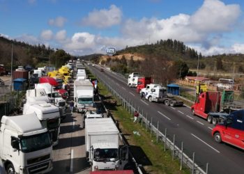 Masiva congestión vehicular en carreteras del país se registra debido a paro de camioneros