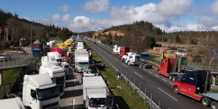 Masiva congestión vehicular en carreteras del país se registra debido a paro de camioneros