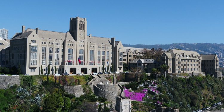 Denuncian amenaza de tiroteo de grupo nacionalista contra miembros de la Universidad Santa María de Valparaíso