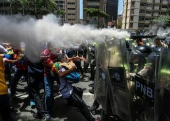 Senadores del PS condenan violaciones a los Derechos Humanos en Venezuela