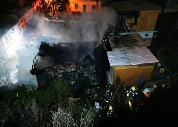 Bombero fue agredido mientras combatía incendio en el Barrio Puerto de Valparaíso