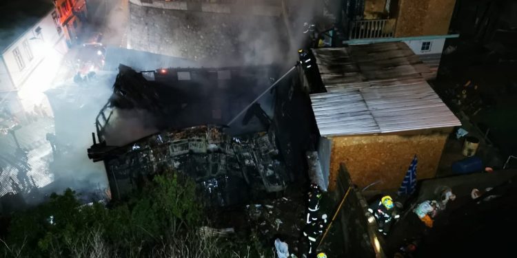 Bombero fue agredido mientras combatía incendio en el Barrio Puerto de Valparaíso