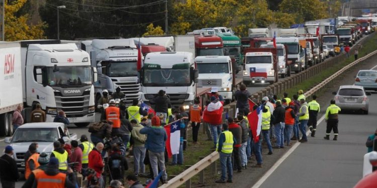 Senadora Allende asegura que eventual compromiso de reparación a camioneros es desmedido y cuestionable