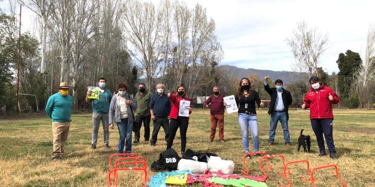 Autoridades de la Región de Valparaíso visitan y coordinan trabajo con histórico club deportivo de Calle Larga