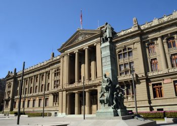 Convenio de colaboración para proyecto de modernización de base de datos de jurisprudencia de la Corte Suprema es firmado por la UV