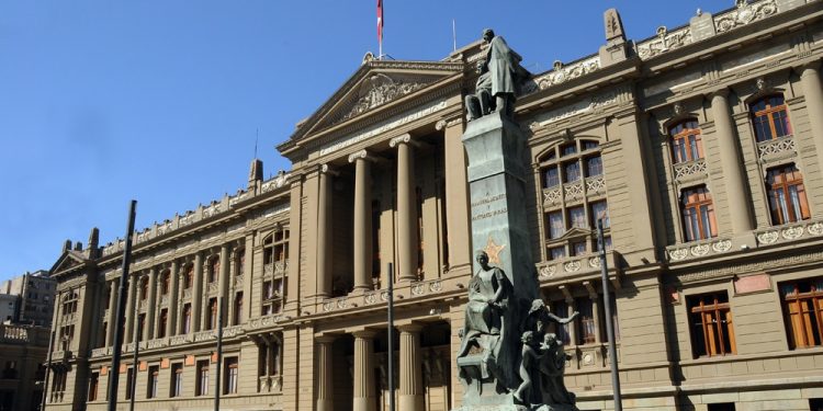 Convenio de colaboración para proyecto de modernización de base de datos de jurisprudencia de la Corte Suprema es firmado por la UV