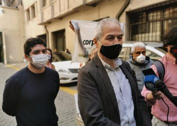 Representantes de la comunidad escolar llegan hasta el Mineduc para pedir que se  descarte el retorno presencial a clases este año