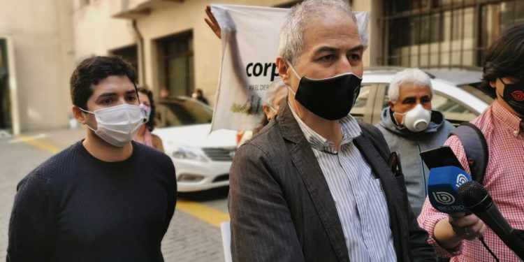 Representantes de la comunidad escolar llegan hasta el Mineduc para pedir que se  descarte el retorno presencial a clases este año