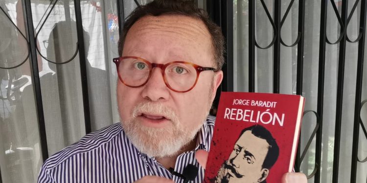 Waldo Carrasco invita a descubrir a Jorge Baradit y su lugar de excepción en la divulgación histórica actual