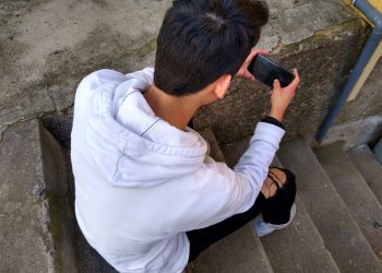 Futuros profesores enseñan a jóvenes de contextos vulnerables  con taller de Microbiología