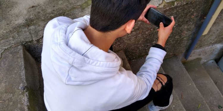 Futuros profesores enseñan a jóvenes de contextos vulnerables con taller de Microbiología