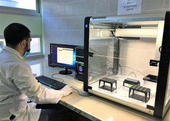 Laboratorio COVID de la UPLA ampliará y automatizará capacidad de diagnóstico con robot norteamericano