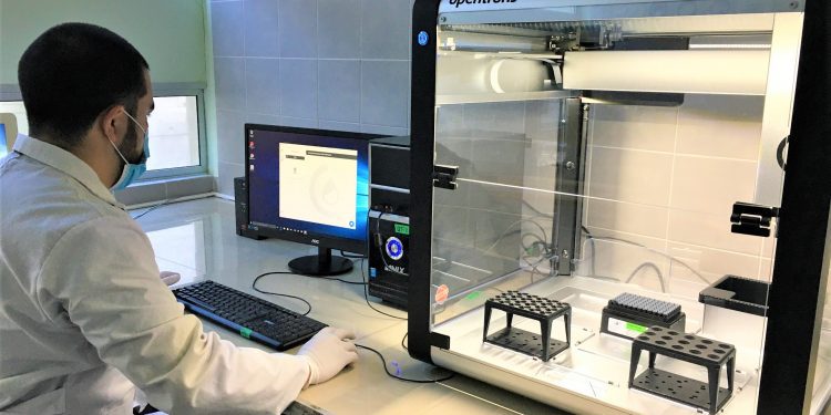 Laboratorio COVID de la UPLA ampliará y automatizará capacidad de diagnóstico con robot norteamericano