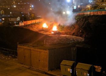 Piden a Fiscalía que investigue posible vínculo entre ataque incendiario a proyecto Serviu y tomas ilegales de terrenos