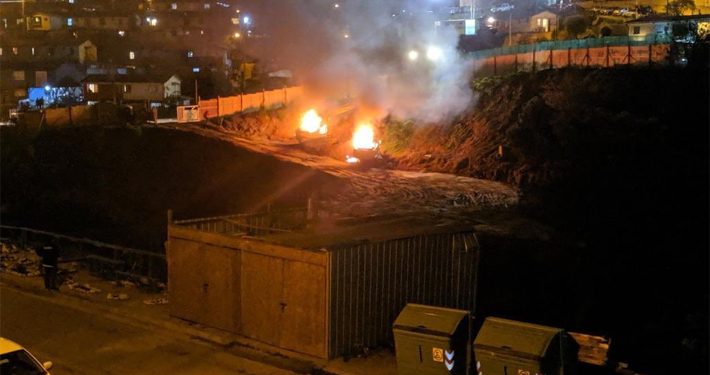 Piden a Fiscalía que investigue posible vínculo entre ataque incendiario a proyecto Serviu y tomas ilegales de terrenos