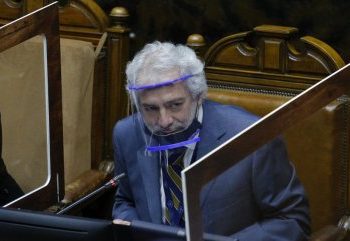 Seremi de Salud Metropolitana multa al secretario del Senado con $2,5 millones por salida a restaurante en medio de la pandemia