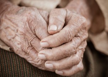 En El Quisco encuentran a mujer encerrada en su pieza y en estado de abandono: se estaba comiendo su propio colchón