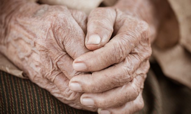 En El Quisco encuentran a mujer encerrada en su pieza y en estado de abandono: se estaba comiendo su propio colchón