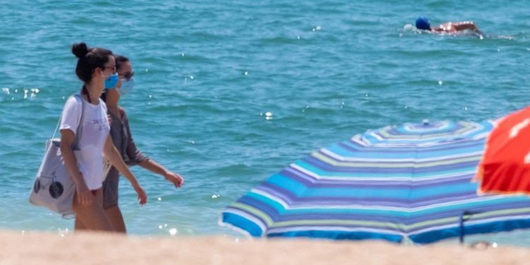 COVID-19: Gobierno estableció el uso obligatorio de mascarilla en las playas y balnearios de todo Chile