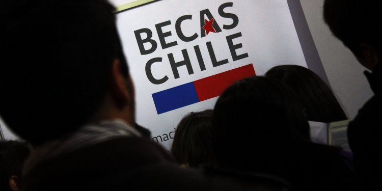 Califican como un “grave error” por parte del Gobierno suspender Becas Chile 2021