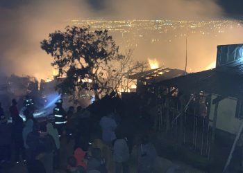 Valparaíso: dos adultos mayores fallecen en incendio que destruyó tres viviendas en el cerro Yungay