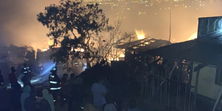 Valparaíso: dos adultos mayores fallecen en incendio que destruyó tres viviendas en el cerro Yungay