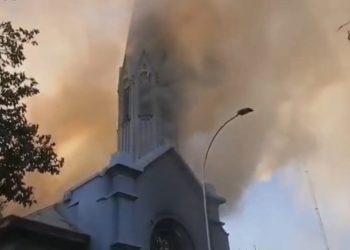Santiago: incendio destruye Parroquia de la Asunción en medio de aniversario del estallido social
