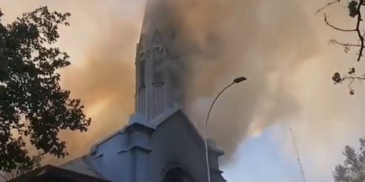 Santiago: incendio destruye Parroquia de la Asunción en medio de aniversario del estallido social