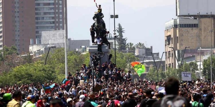 Encuesta Criteria: 71% cree que las protestas seguirán con la misma o más fuerza cuando pase el riesgo de contagio de COVID-19