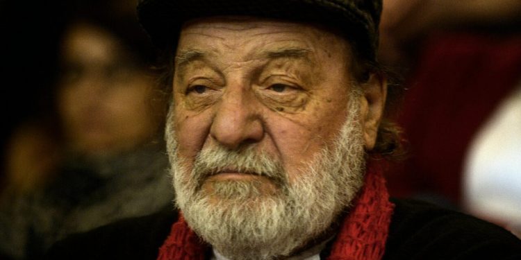 Patricio Manns y su negro presente: de duelo y con una deuda de 453 millones en clínica viñamarina