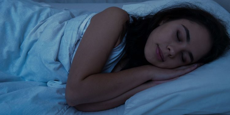 ¿Problemas para descansar en la noche?: especialista entrega consejos para cuidar la higiene del sueño en pandemia