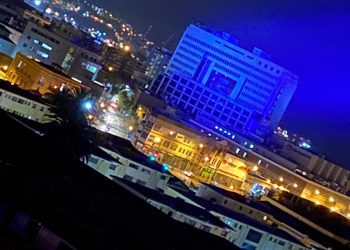 Valparaíso: Asociación de Productoras Técnicas y Artísticas de la Quinta Región protesta con evento lumínico sobre la fachada del Congreso Nacional