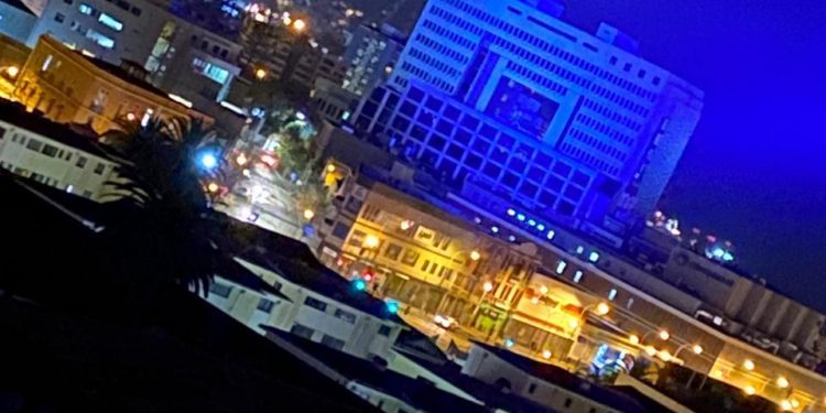 Valparaíso: Asociación de Productoras Técnicas y Artísticas de la Quinta Región protesta con evento lumínico sobre la fachada del Congreso Nacional