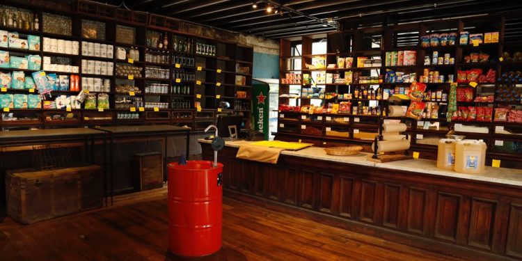 Locales comerciales de Valparaíso reciben termómetros y kit de señalética de seguridad para apoyar su reactivación