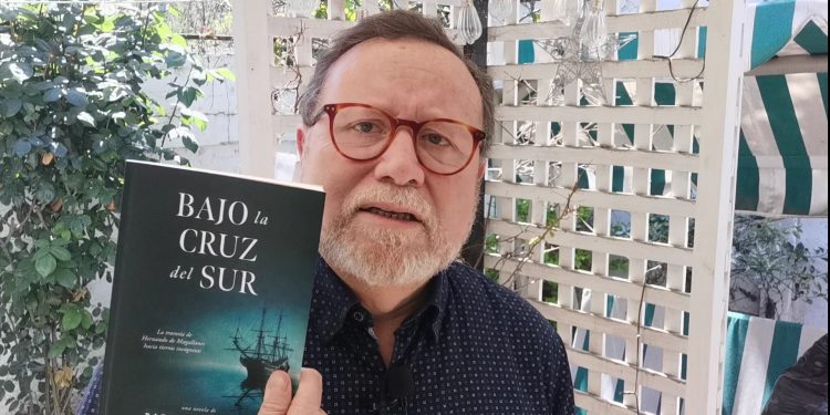Waldo Carrasco invita a maravillarnos con la travesía para llegar al sur del mundo junto a la renovada novela histórica de Patricia Cerda