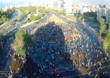 Manifestantes logran copar plaza Baquedano pese a intervención de Carabineros