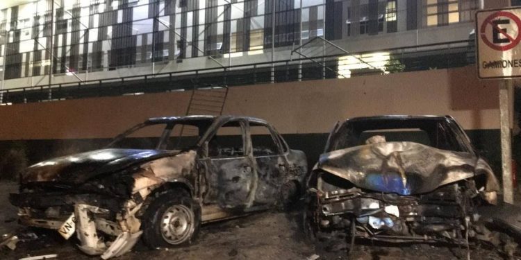 Carabineros denuncia que cuatro vehículos resultan quemados en ataque a comisaría de Concón