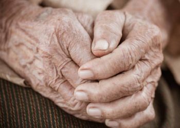 Tras 22 días luchando por su vida murió adulta mayor encontrada encerrada y comiendo su colchón en El Quisco