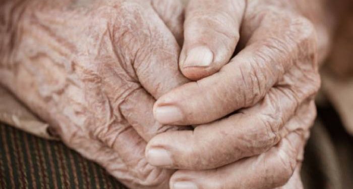 Tras 22 días luchando por su vida murió adulta mayor encontrada encerrada y comiendo su colchón en El Quisco