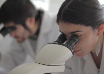 Investigador explica que al mundo microbiano no hay que verlo “como una guerra”