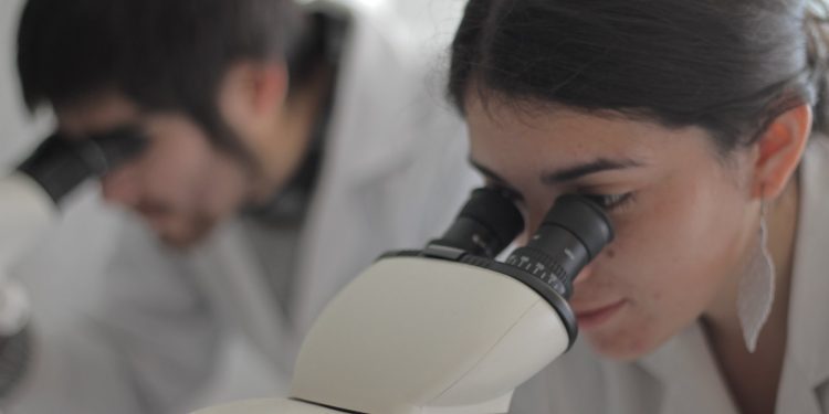 Investigador explica que al mundo microbiano no hay que verlo “como una guerra”