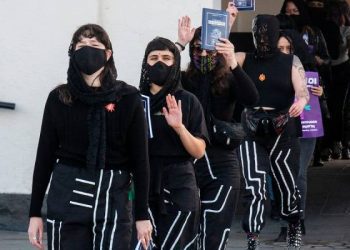 Colectivo Las Tesis realiza simbólico «funeral» de la Constitución en Valparaíso