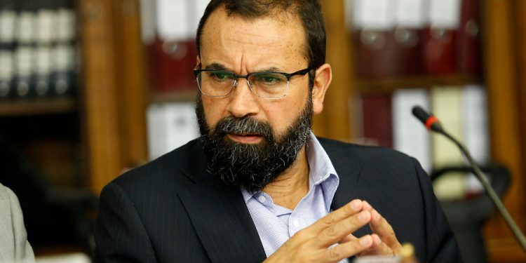 Diputado Hugo Gutiérrez acusa a la Armada de «poner precio a su cabeza»