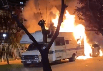 Viña del Mar: dos personas quedan en prisión preventiva por incendio a vehículos en la vía pública