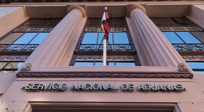 Contraloría investiga eventual uso irregular de vehículos fiscales para traslado de funcionarios del Servicio Nacional de Aduanas