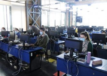 Estudiantes internos monitorean a diario los nuevos casos de COVID-19 en centro de trazabilidad UV