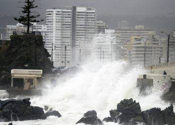 Nuevo aviso de marejadas a contar de este sábado en las costas del país